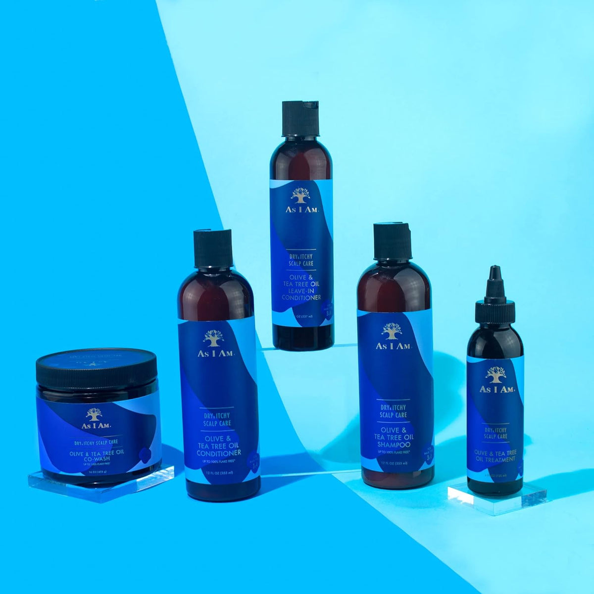 Fem produkter fra As I Am Dry & Itchy Scalp Care-serien er arrangeret på en lyseblå overflade. 