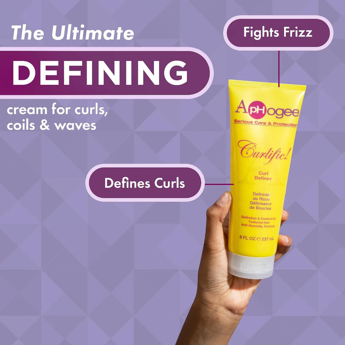 Hånd holder gul ApHogee Curlific Curl Definer tube mod lilla baggrund, definerer krøller og bekæmper frizz.