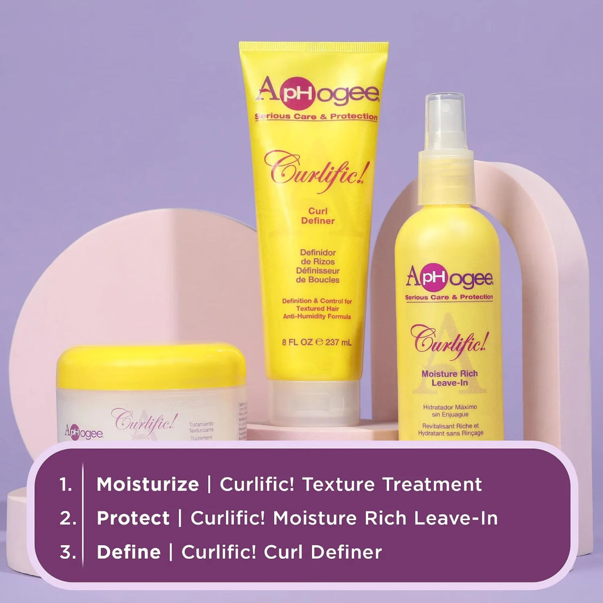 ApHogee Curlifics! gule hårplejeprodukter: tube Curl Definer, spraysflaske Moisture Rich Leave-In og krukke Texture Treatment på lilla baggrund.