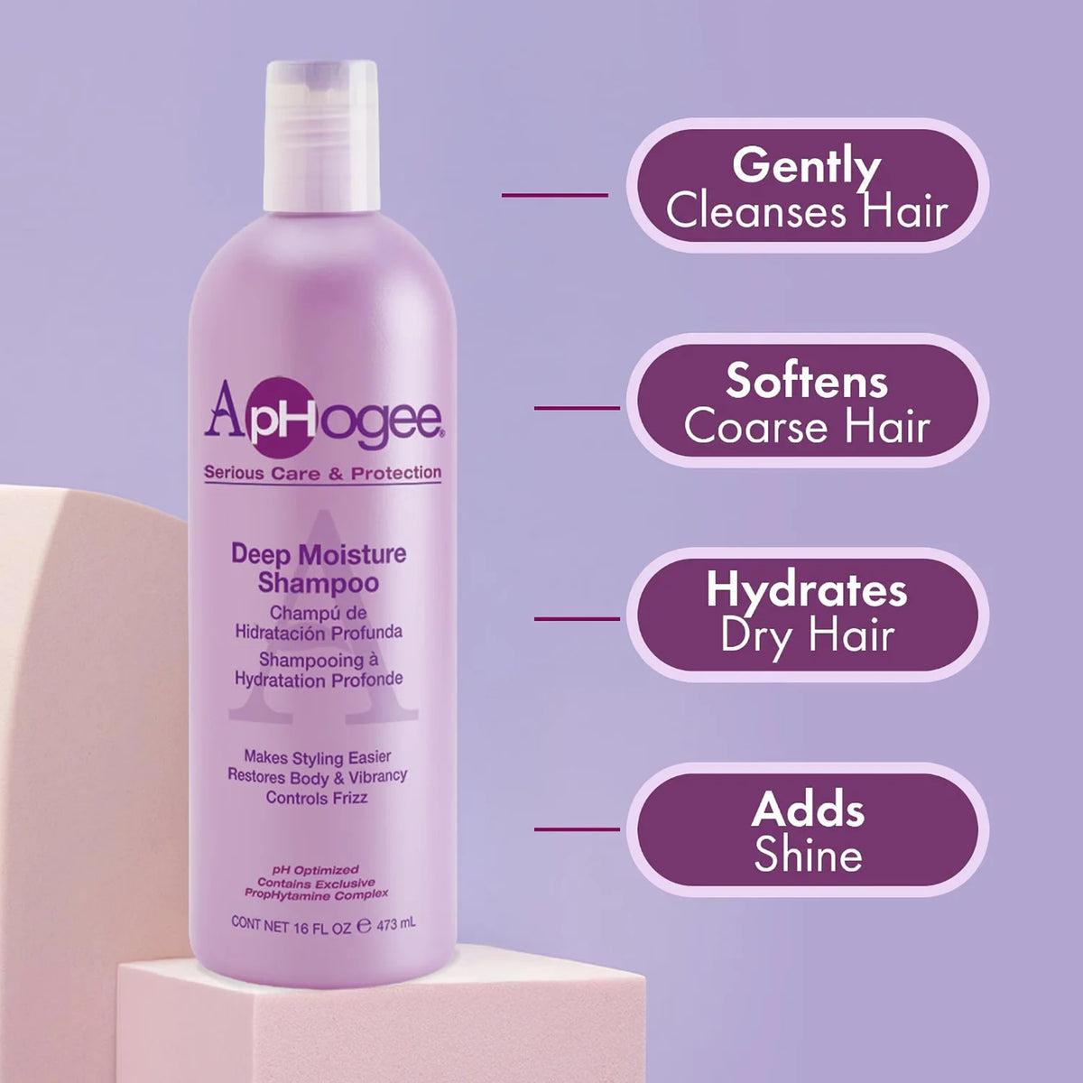 ApHogee Deep Moisture Shampoo flaske på lyserød sokkel, renser hår skånsomt, blødgør og tilfører fugt og glans.