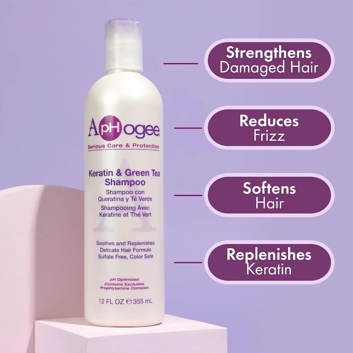 ApHogee Keratin & Green Tea Shampoo flaske på lyserød sokkel med lilla baggrund, viser fire fordele ved hårplejen.