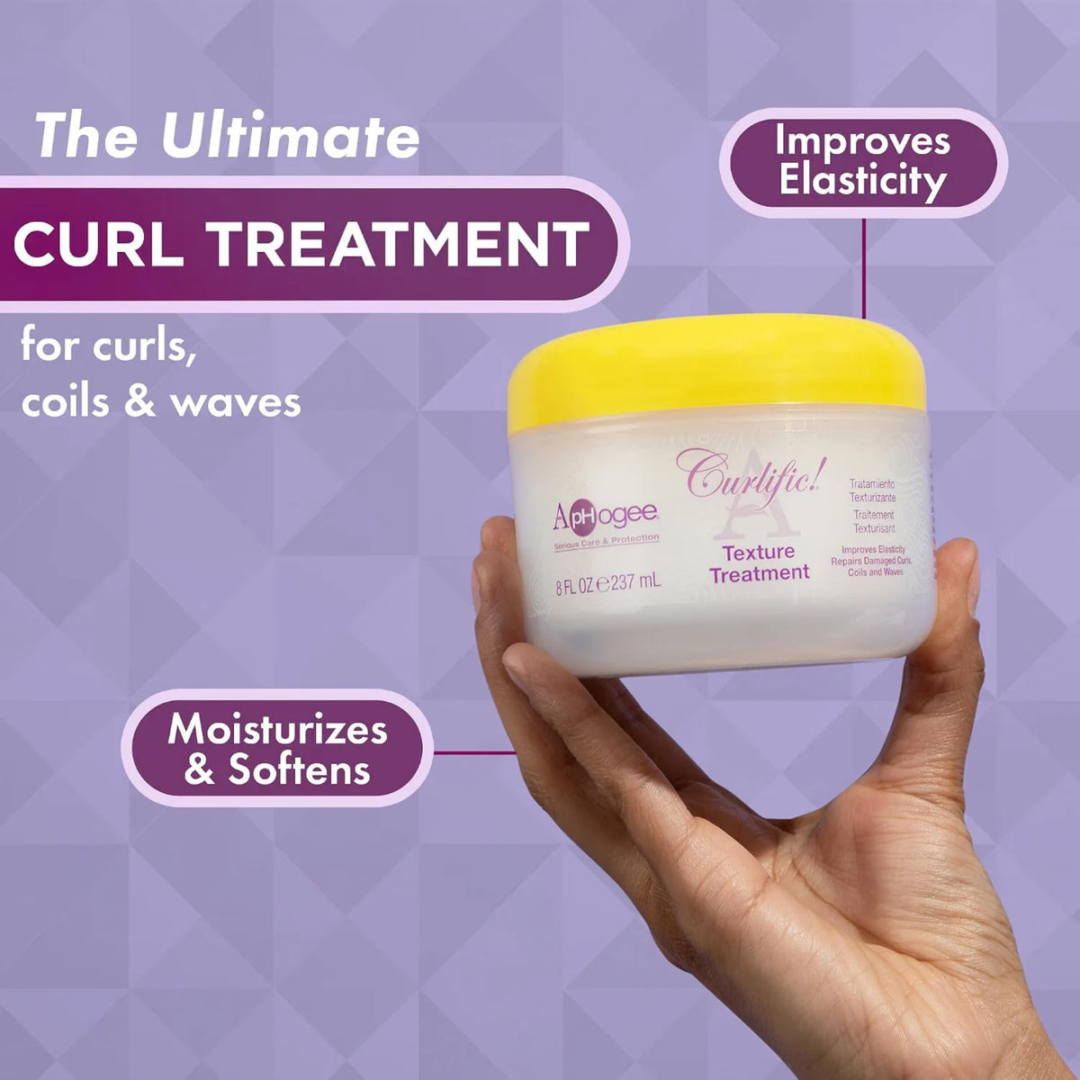 Hånd holder ApHogee Curlific Texture Treatment krukke med gult låg, den ultimative curl treatment til krøller, spiraler og bølger.