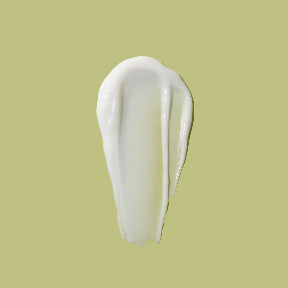 En klat hvid As I Am Rosemary Conditioner på en lys baggrund, der viser produktets konsistens.