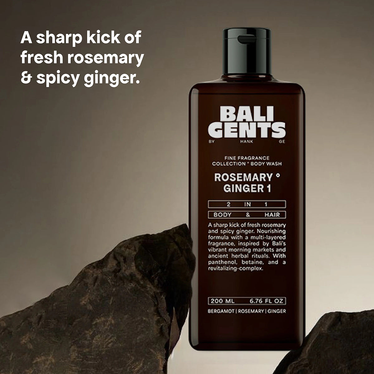 Bali Gents Shower Gel Rosemary Ginger 1 200ml i brun flaske står mellem mørke sten på beige baggrund.
