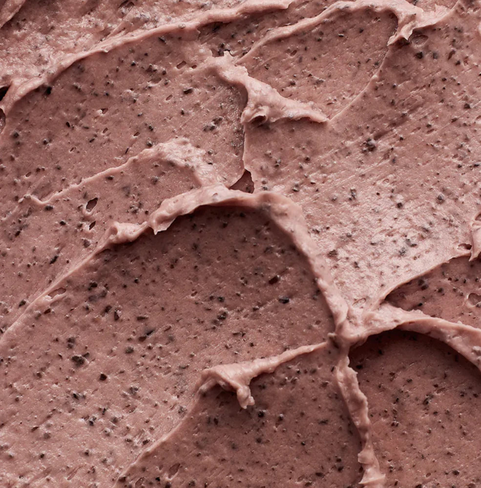 Close-up af Beauty of Joseon Red Bean Refreshing Pore Mask 140ml med cremet, rødbrun tekstur og fine eksfolierende partikler.