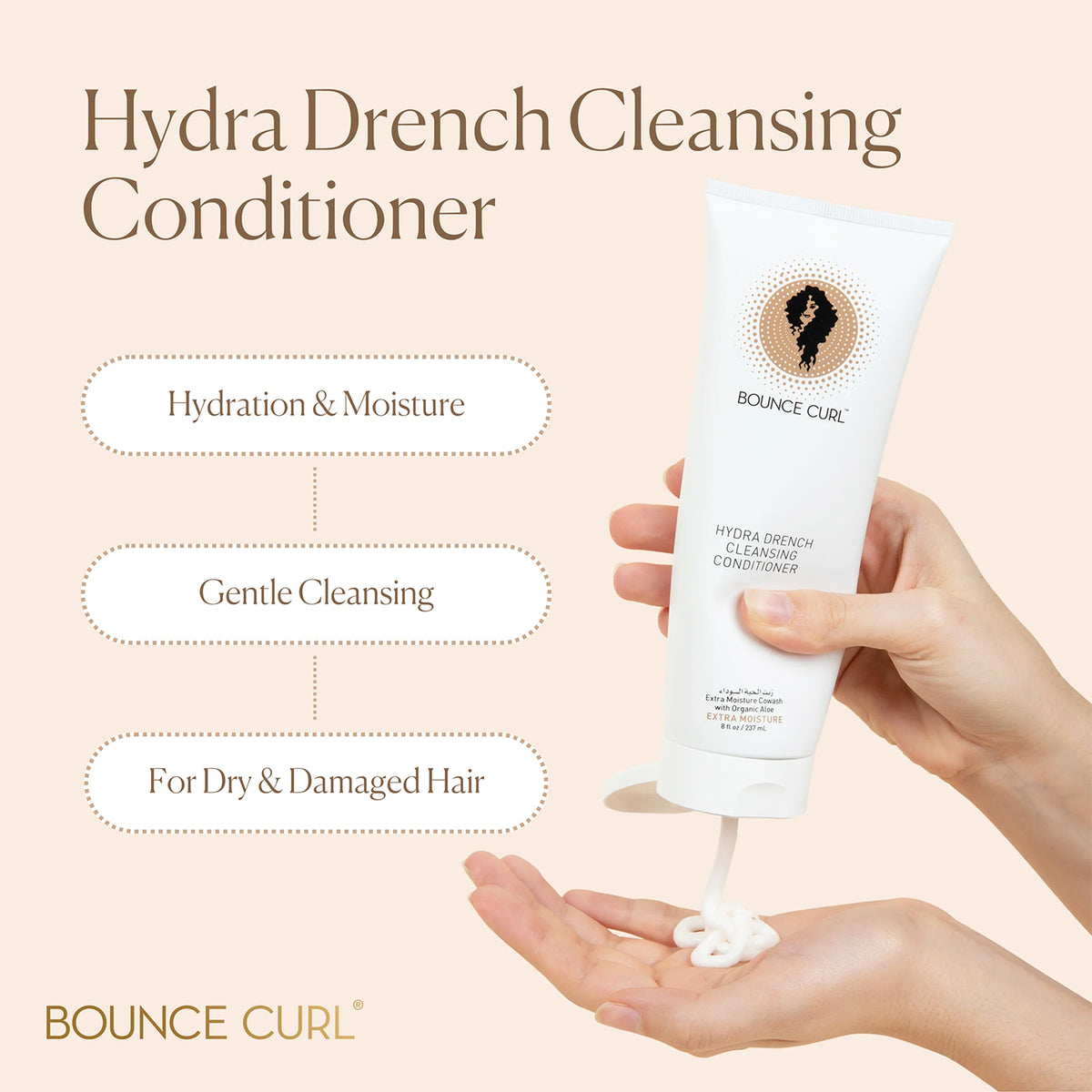 Hånd trykker Bounce Curl Hydra-Drench Cleansing Conditioner 237ml ud i håndflade foran beige baggrund med pleje-ikoner.