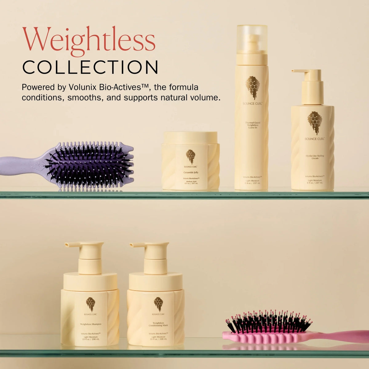 Weightless Collection hårplejeprodukter med Volunix Bio-Actives på hylder, inkl. shampoo, conditioner, spray og hårbørster i lilla og pink.