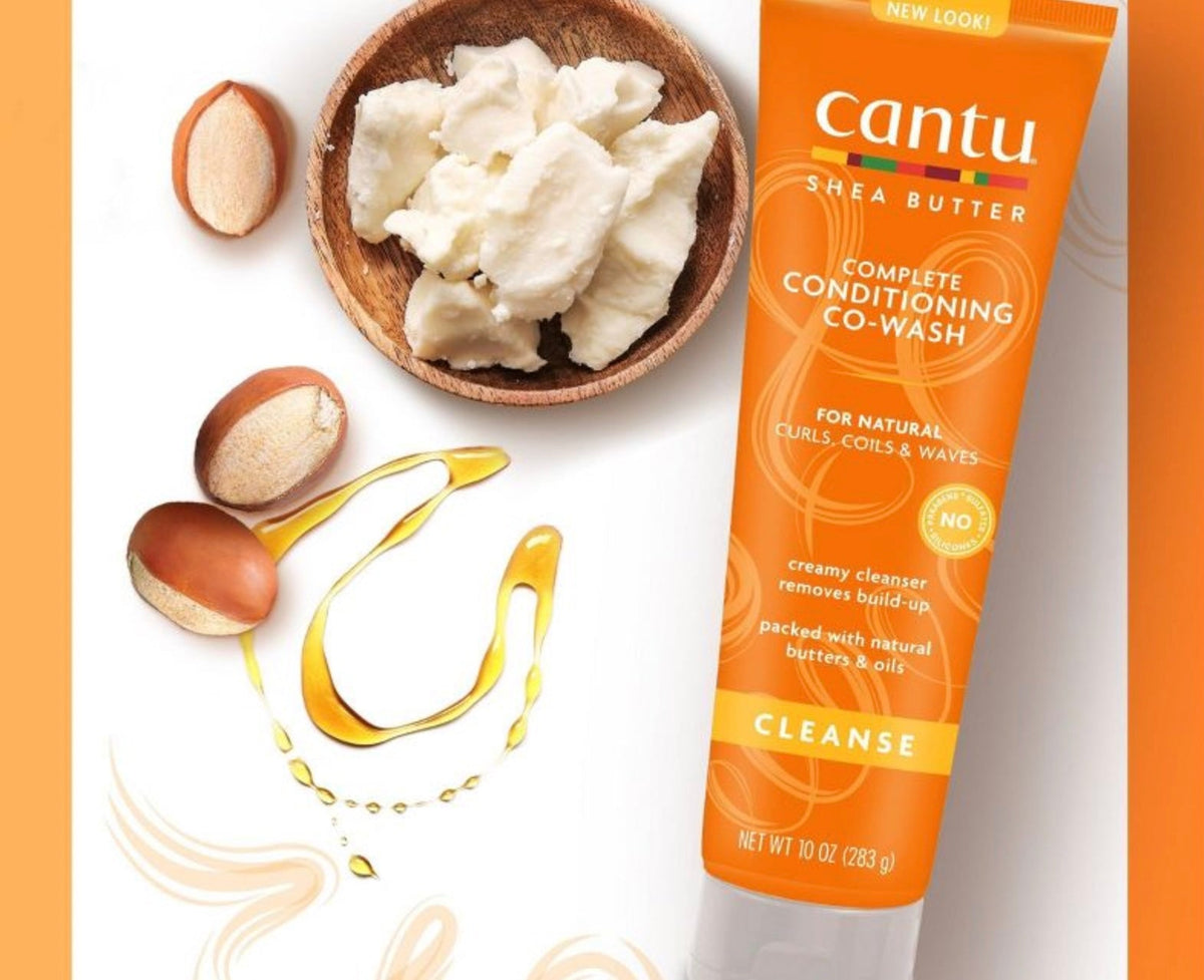 Cantu Shea Butter Complete Conditioning Co-Wash (283g) fremhævet med sheanødder, sheasmør og olier, der illustrerer de naturlige ingredienser.