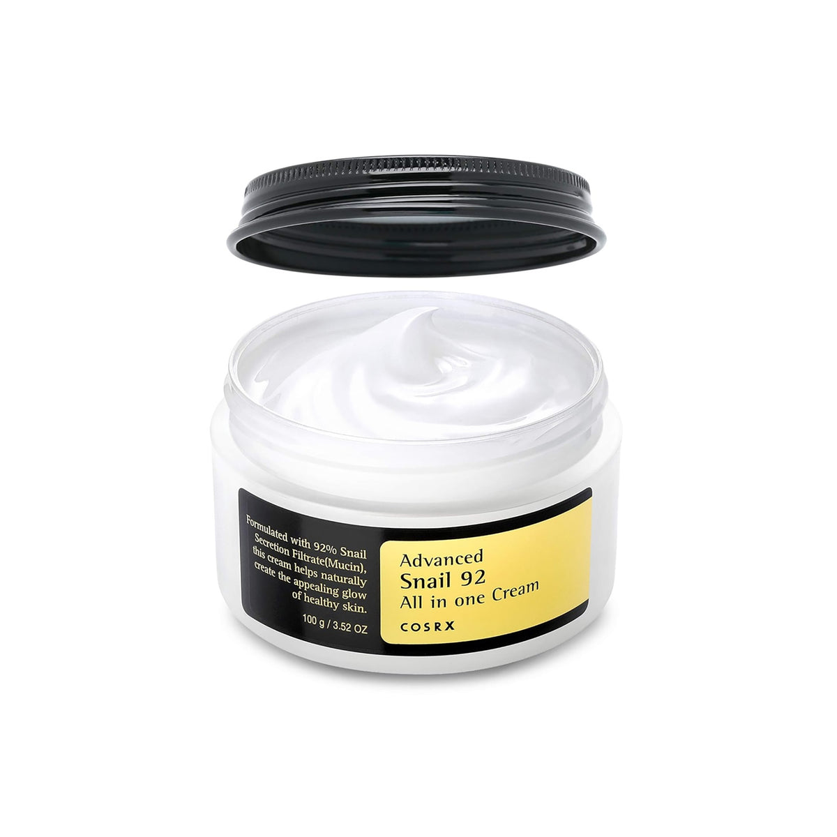 Åben krukke med Cosrx Advanced Snail 92 Cream 100gr, hvid fugtighedscreme med skinnende tekstur og sort låg.