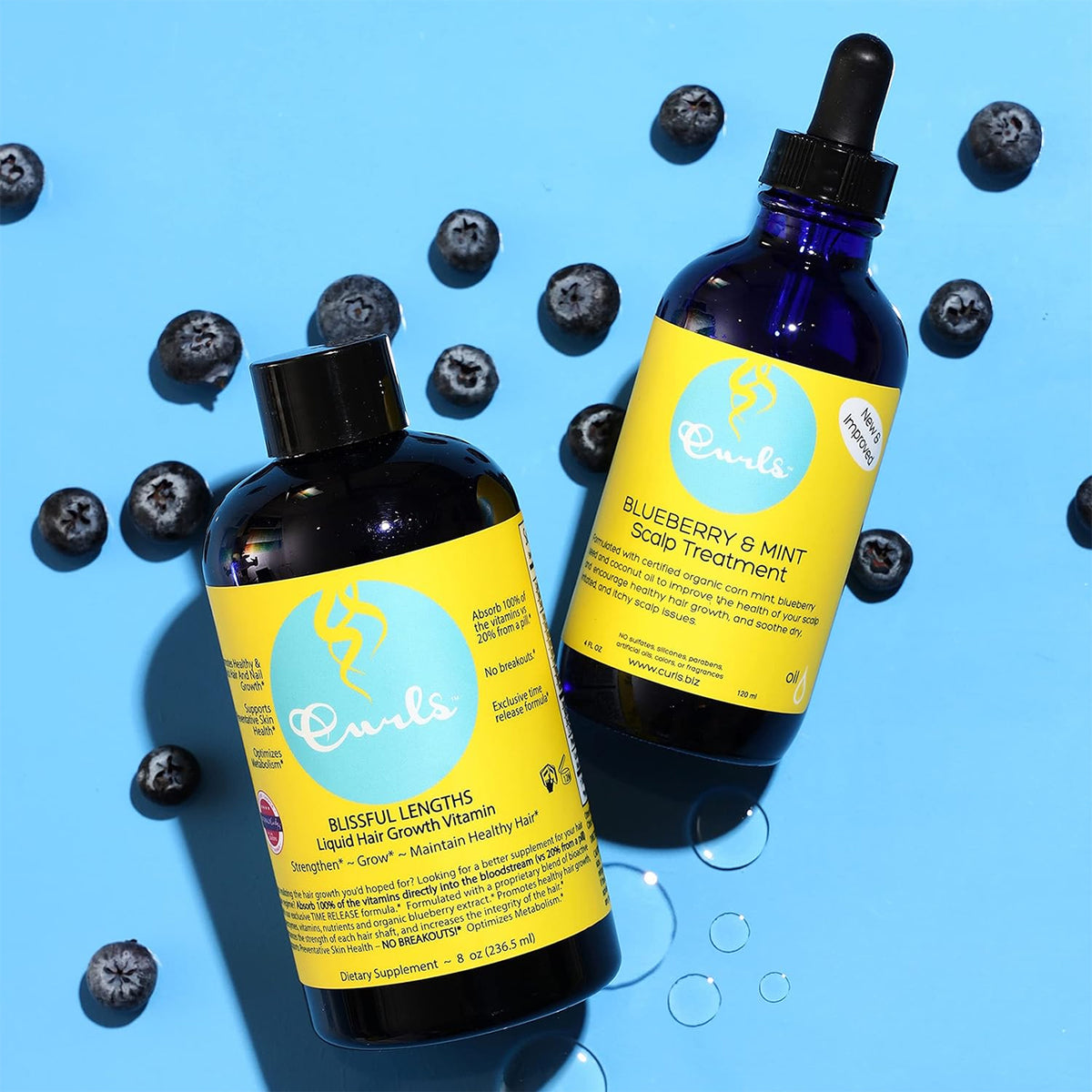 To Curls-produkter, en hovedbundsbehandling og en flydende hårvækstvitamin, omgivet af friske blåbær på en blå baggrund.