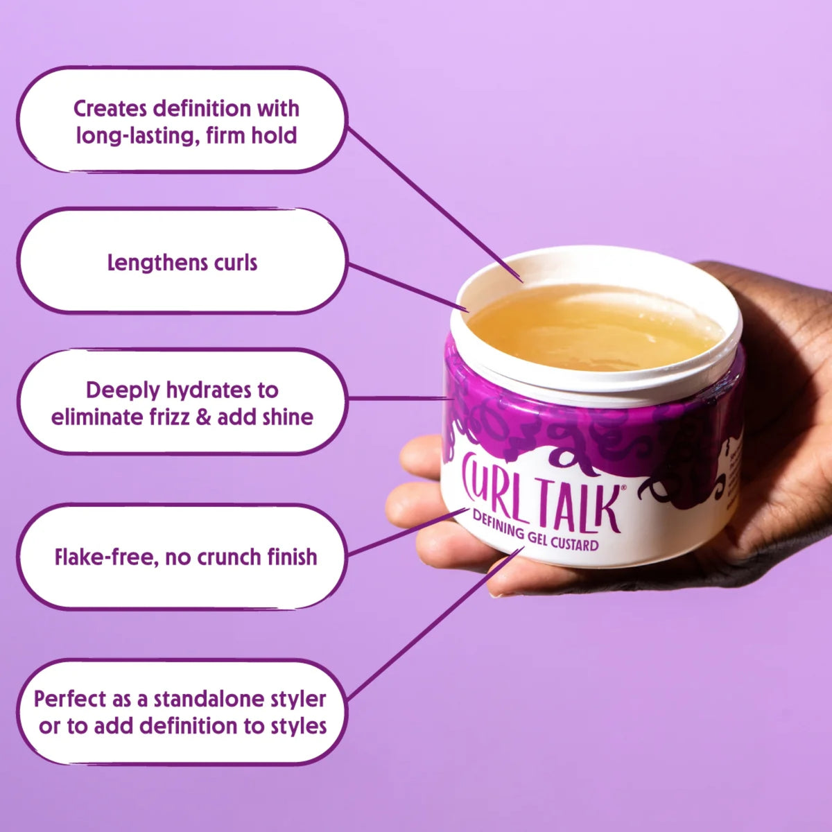 Hånd holder åben dåse med Curl Talk Defining Gel Custard, gul gel, mod lilla baggrund med fem fordele beskrevet.