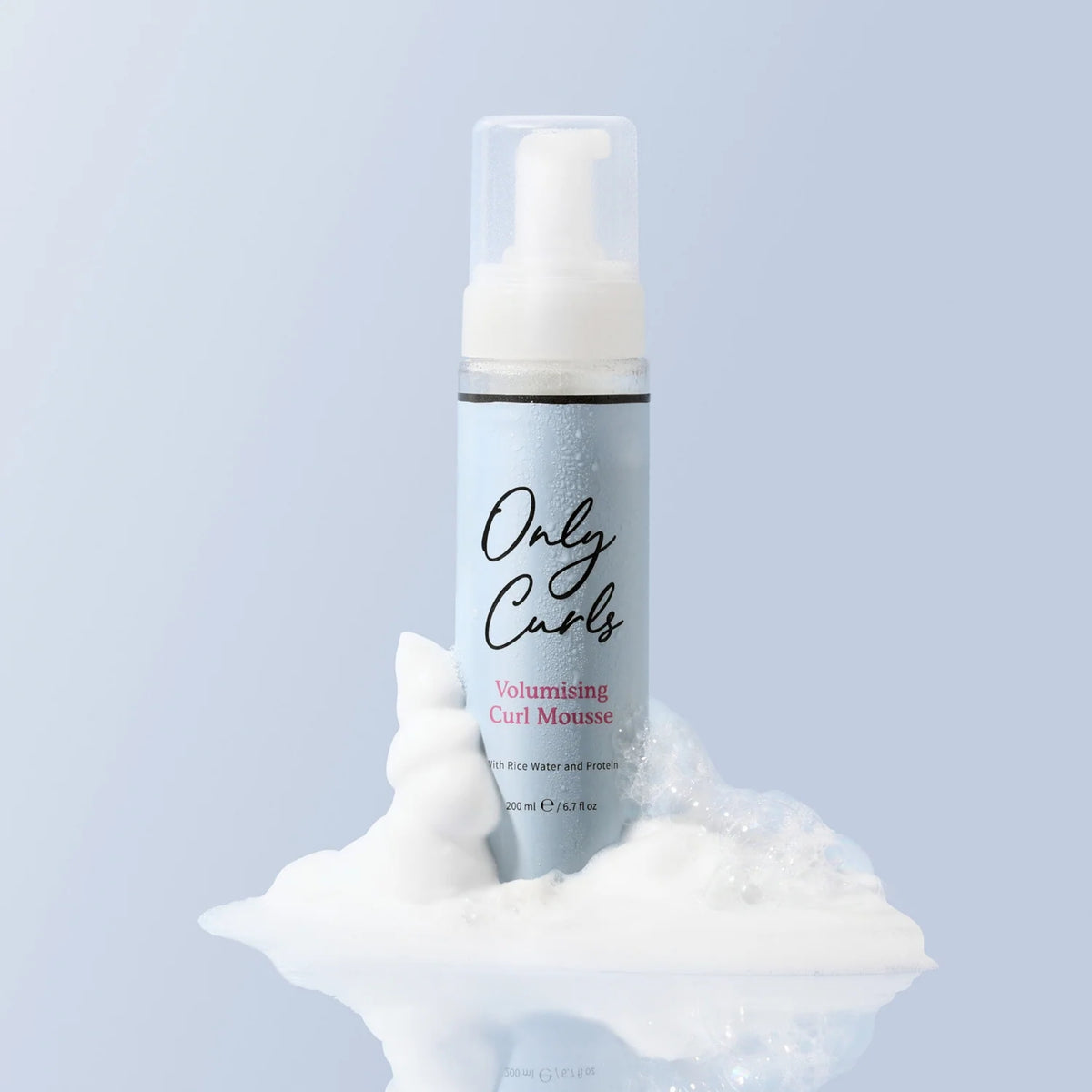 Only Curls Volumising Curl Mousse 200ml – hvid spraydåse med lyseblå etiket til volumen i krøller.