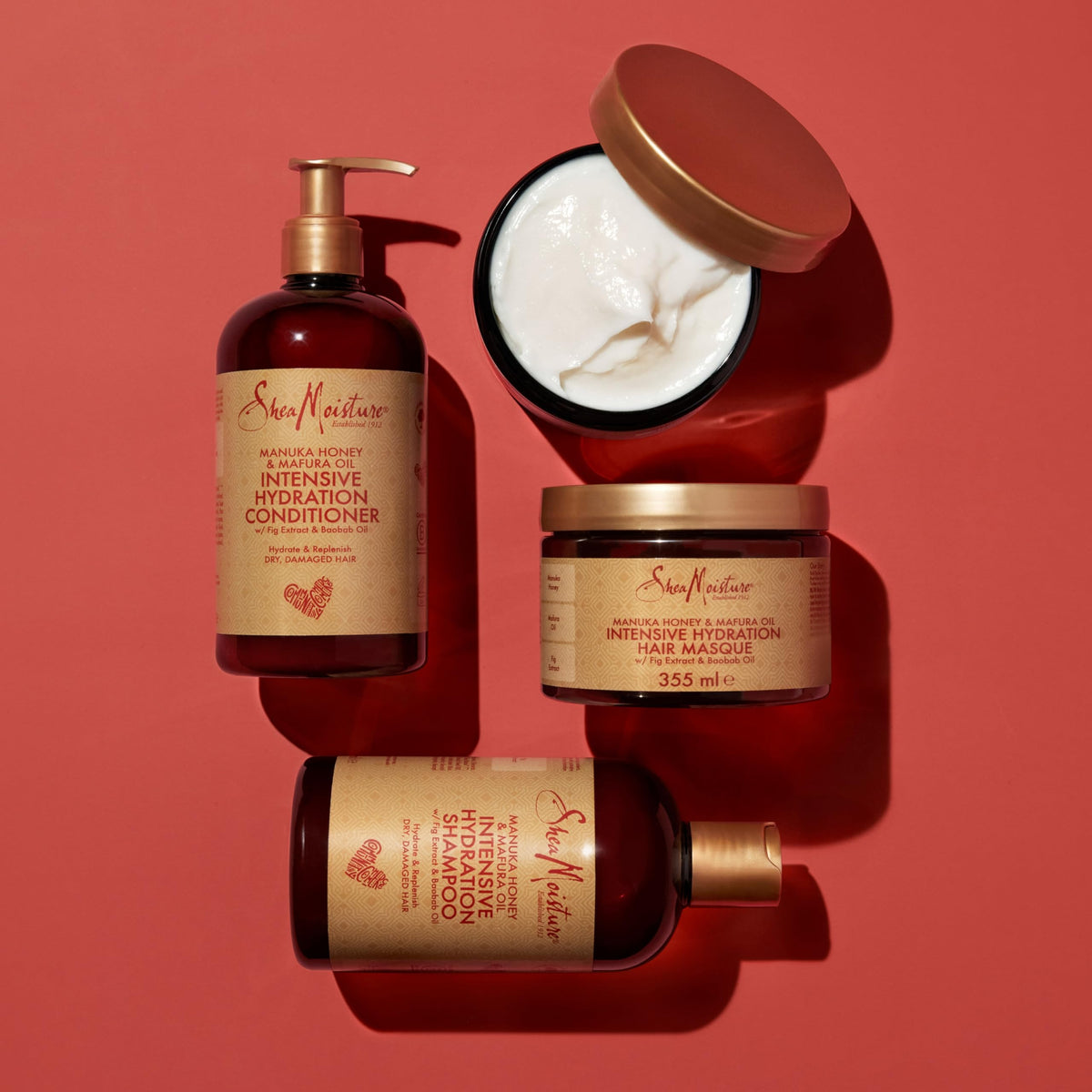 Shea Moisture Manuka Honey & Mafura Oil Intensive Hydration Shampoo, Conditioner (354 ml) og Hair Masque (355 ml) vist samlet.