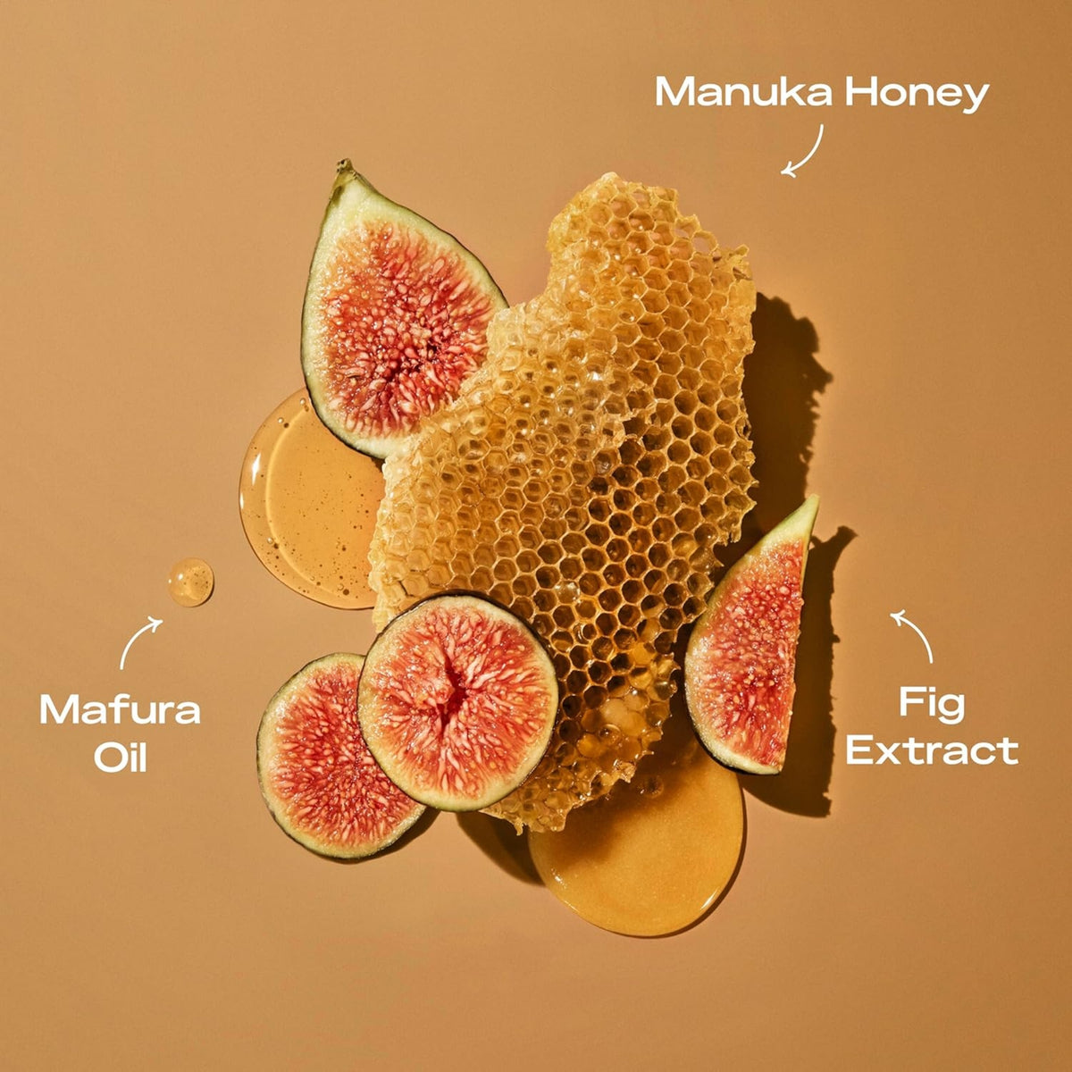 Manuka honning i tavle med figenskiver og mafura olie mod brun baggrund, viser nøgleingredienser.